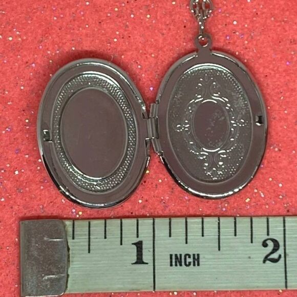 Pearl Victorian Lady Cameo Silver Locket Necklace - Picture 8 of 9